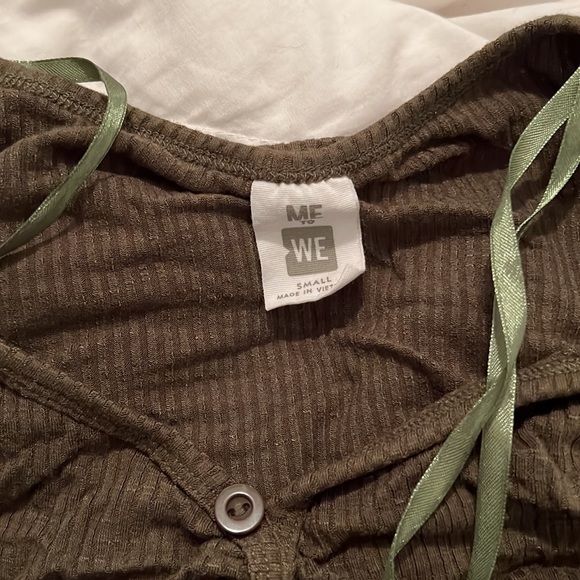 Me To We Women’s Forest Green Ribbed Long Sleeve Button Scrunch Crop Top— Size S - Picture 4 of 5